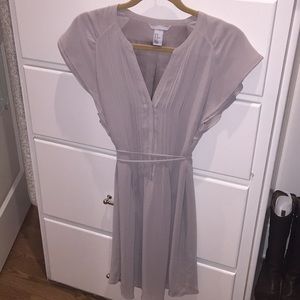 V neck dress with sleeves and tie back